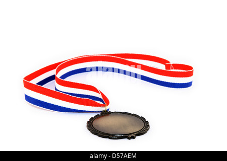 Leer-Medaille mit Tricolor Band, isoliert auf weißem Hintergrund. Stockfoto