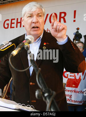 Michael Sommer, Vorsitzender der deutschen Föderation der Gewerkschaften (DGB), spricht auf eine DGB-Mai-Tag-Kampagne-Veranstaltung in Essen, Deutschland, 1. Mai 2010. Die Veranstaltung findet unter dem Motto "Wir Gehen Vor!" ("We go ahead!"). Foto: ROLAND WEIHRAUCH Stockfoto