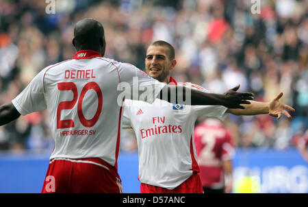 Hamburgs Mladen Petric (R) feiert sein 2: 0-Spielstand mit Teamkollege Guy Demel in der deutschen Bundesliga Fußballspiel Hamburger SV Vs 1. FC Nürnberg im Stadium der HSH Nordbank Arena in Hamburg, Deutschland, 1. Mai 2010. Hamburg besiegt Nürnberg 4: 0. Foto: KAY NIETFELD (Achtung: EMBARGO Bedingungen! Die DFL ermöglicht die weitere Nutzung der Bilder in ot, IPTV und mobile services Stockfoto