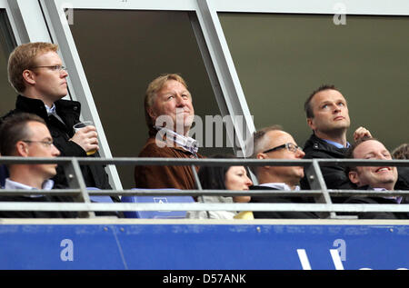 Horst Hrubesch (C), Trainer der deutschen u-21-Fußball-Nationalmannschaft und HSV-Idol, Uhren der deutschen Bundesliga Fußball Spiel Hamburger SV Vs 1. FC Nürnberg im Stadium der HSH Nordbank Arena in Hamburg, Deutschland, 1. Mai 2010. Hamburg besiegt Nürnberg 4: 0. Foto: KAY NIETFELD (Achtung: EMBARGO Bedingungen! Die DFL ermöglicht die weitere Nutzung der Bilder in IPTV, mobile se Stockfoto