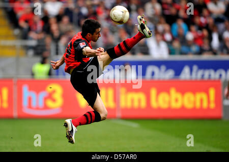 Frankfurts Chris spielt den Ball beim deutschen Bundesliga-Spiel Eintracht Frankfurt Vs TSG Hoffenheim in der Commerzbank-Arena in Frankfurt/Main, Deutschland, 1. Mai 2010. Foto: Marius Becker Stockfoto