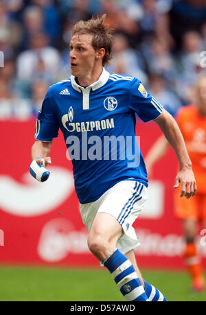 Schalke Benedikt Höwedes spielt den Ball beim deutschen Bundesliga-Spiel Schalke 04 gegen Werder Bremen in Veltins Arena in Gelsenkirchen, Deutschland, 1. Mai 2010. Foto: Bernd Thissen Stockfoto