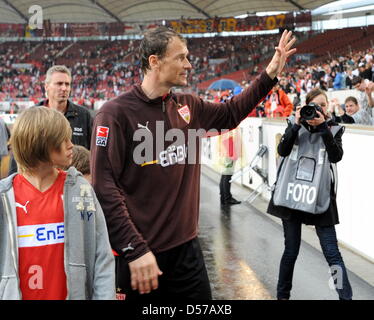 Stuttgarts Torwart Jens Lehmann verabschiedet sich von den Fans nach deutschen Bundesliga-Spiel VfB Stuttgart gegen Mainz 05 im Mercedes-Benz Arena in Stuttgart, Deutschland, 1. Mai 2010. Auf der linken Seite ist sein Sohn Lasse. Jens Lehmann will seine Karriere als Torwart nach dieser Saison beenden. Das Spiel endete 2: 2. Foto: Bernd Weissbrod Stockfoto