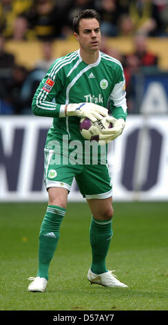 Wolfsburgs Torwart Diego Benaglio spielt den Ball beim deutschen Bundesliga-Spiel Borussia Dortmund gegen VfL Wolfsburg am Signal-Iduna-Park in Dortmund, Deutschland, 1. Mai 2010. Das Spiel endete 1: 1. Foto: Franz-Peter Tschauner Stockfoto