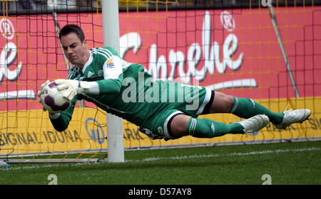 Wolfsburgs Torwart Diego Benaglio spielt den Ball beim deutschen Bundesliga-Spiel Borussia Dortmund gegen VfL Wolfsburg am Signal-Iduna-Park in Dortmund, Deutschland, 1. Mai 2010. Das Spiel endete 1: 1. Foto: Franz-Peter Tschauner Stockfoto