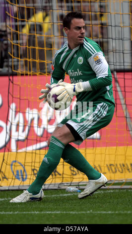 Wolfsburgs Torwart Diego Benaglio spielt den Ball beim deutschen Bundesliga-Spiel Borussia Dortmund gegen VfL Wolfsburg am Signal-Iduna-Park in Dortmund, Deutschland, 1. Mai 2010. Das Spiel endete 1: 1. Foto: Franz-Peter Tschauner Stockfoto