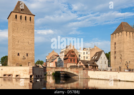 Blick auf Ponts Couverts in der Altstadt von Straßburg, Frankreich Stockfoto