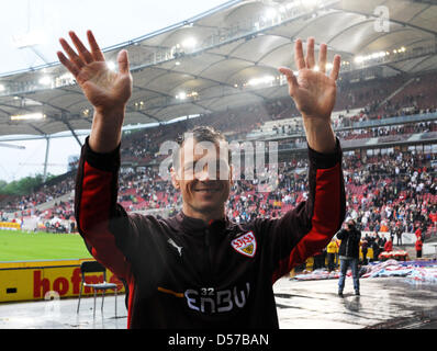 Stuttgarts Torwart feiert Jens Lehmann, ehemaliger Nationaltorwart von Deutschland, mit den Fans nach seinem letzten Heimspiel in Stuttgart, Deutschland, 1. Mai 2010. Lehmann beendet seine Karriere nach dieser Saison. Foto: Bernd Weissbrod Stockfoto