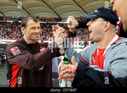 Stuttgarts Torwart Jens Lehmann (L), ehemalige Deutschland-Nationaltorwart feiert mit den Fans nach seinem letzten Heimspiel in Stuttgart, Deutschland, 1. Mai 2010. Lehmann beendet seine Karriere nach dieser Saison. Foto: Bernd Weissbrod Stockfoto