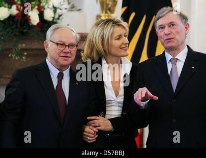 German President Horst Koehler (R) posiert mit deutscher Verleger Hubert Burda (L) und seine Frau Schauspielerin Maria Furtwaengler (C) im Schloss Bellevue in Berlin, Deutschland, 3. Mai 2010. Herr Koehler erhielt Herr Burda für ein Mittagessen anlässlich seines 70. Geburtstages. Foto: HANNIBAL Stockfoto