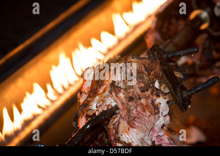 Bleibt ein Schwein braten am Spieß zubereitet wird. Stockfoto