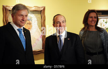 Mexican President Felipe Calderon (C), seine Frau Margarita Zavala (R) und Berlins Oberbürgermeister Klaus Wowereit besuchen die Frida Kahlo Retrospektive im "Martin-Gropius-Bau" in Berlin, Deutschland, 3. Mai 2010. "Gropius-Bau" beherbergt die wohl umfangreichste Ausstellung mit Werken der mexikanischen Malerin Kahlo (1907-1954) in Deutschland. Foto: HANNIBAL Stockfoto