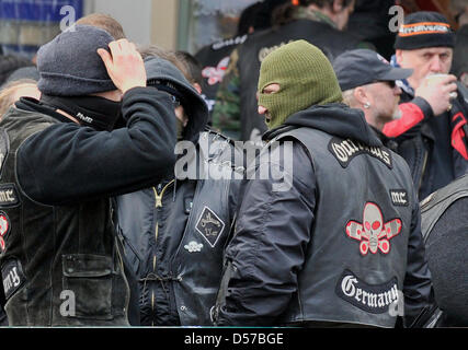 Rock-Vereinsmitglieder sammeln '' Outlaws'' vor dem Bezirksgericht in Kaiserslautern, Deutschland, 4. Mai 2010. Unter massiven Polizeischutz findet der Prozess gegen zwei Rocker der "Hells Angels", die beschuldigt werden, für den Mord an ein Mitglied der "Outlaws". Das Amtsgericht wird das Urteil am 4. Mai 2010 veröffentlichen. Foto: BORIS ROESSLER Stockfoto