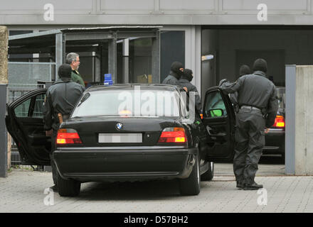 Mummed Offiziere des deutschen spezielle Polizei (SEK) sichern den Eintritt in einen Sicherheitsbereich, während der Angeklagte in das Gebäude am Bezirk Hof in Kaiserslautern, Deutschland, 4. Mai 2010 getrieben wird. Das Amtsgericht bekanntgeben, das Urteil über 4. Mai 2010 in einem Mordfall, in der zwei Männer der Motorrad Club "Hells Angels" wird vorgeworfen, der Chef der getötet haben '' Ou Stockfoto