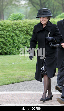 Niederländische Prinzessin Margriet besucht die Gedenkfeier Service für kanadische Soldaten im zweiten Weltkrieg auf dem Soldatenfriedhof in Groesbeek, Niederlande, 3. Mai 2010. Foto: Patrick van Katwijk Stockfoto