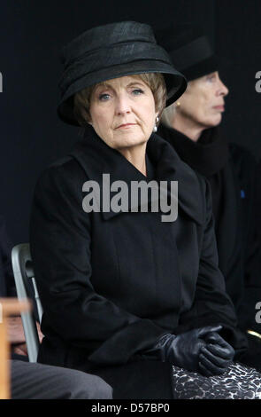 Niederländische Prinzessin Margriet besucht die Gedenkfeier Service für kanadische Soldaten im zweiten Weltkrieg auf dem Soldatenfriedhof in Groesbeek, Niederlande, 3. Mai 2010. Foto: Patrick van Katwijk Stockfoto