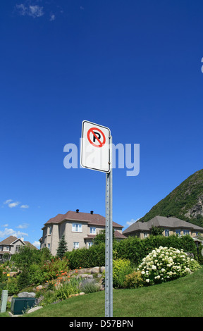 Kein Parkplatz Zeichen in einem angesehenen Vorort in der Nähe von Bergen. Stockfoto