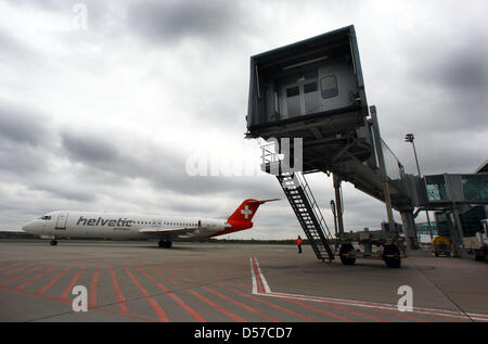 Ein Flugzeug der Fluggesellschaft Helvetic Airways kommt zum ersten Mal am Flughafen Rostock-Laage in Rostock, Deutschland, 6. Mai 2010. Die Flugverbindung zwischen Rostock und Zürich die donnerstags und sonntags betrieben wird ist die erste internationale Verbindung Flughafen Rostock nach innerdeutschen Verbindungen nach Köln, Stuttgart und München bereits errichtet worden. Phot Stockfoto