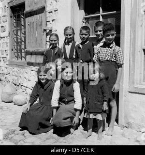 Bulgarien, 1950er Jahre. Historisches Bild einer Gruppe von Kindern vor Ort. Stockfoto
