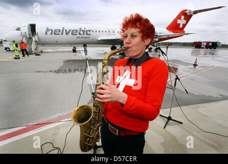 Sandra Weckert der BigBand Guestrow spielt Saxophon Durig die erste Ankunft eines Helvetic Airways Flugs am Flughafen Rostock-Laage in Rostock, Deutschland, 6. Mai 2010. Die Flugverbindung zwischen Rostock und Zürich die donnerstags und sonntags betrieben wird ist die erste internationale Verbindung Flughafen Rostock nach innerdeutschen Verbindungen nach Köln, Stuttgart und Stockfoto