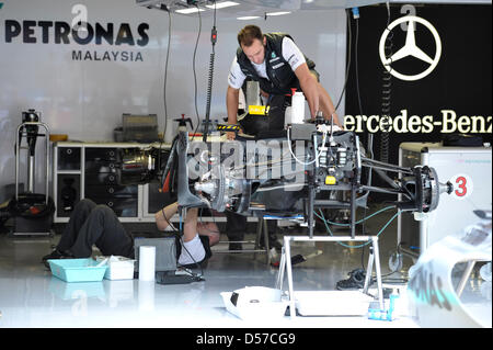 Mechanik der Mercedes GP arbeiten an der neuen Rennwagen für deutsche Fahrer Michael Schumacher der Circuit de Catalunya Rennen verfolgen in Barcelona, Spanien, 6. Mai 2010. Die 2010 ist Formel 1 Grand Prix von Spanien am 9. Mai 2010 statt. Foto: David Ebener Stockfoto