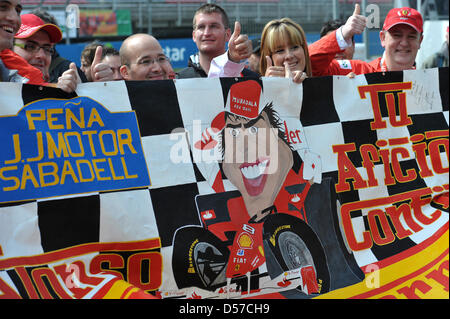 Fans der spanische Fahrer Fernando Alonso Scuderia Ferrari Mutes am Circuit de Catalunya Rennen verfolgen in Barcelona, Spanien, 6. Mai 2010. Die 2010 Formel 1 Grand Prix von Spanien am 9. Mai 2010 stattfinden. Foto: David Ebener Stockfoto