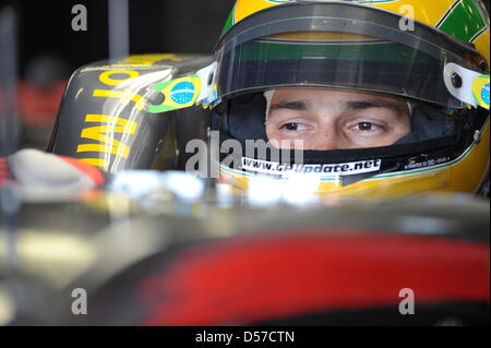 Brasilianische Fahrer Bruno Senna Team Hispania sitzt in seinem Auto vor der ersten Trainingseinheit auf der Rennstrecke Circuit de Catalunya in Barcelona, Spanien, 7. Mai 2010. Die 2010 Formel 1 Grand Prix von Spanien am 9. Mai 2010 stattfinden. Foto: David Ebener Stockfoto