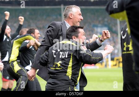 Hannovers Trainer Mirko Slomka feiert das 0-2 in der deutschen Bundesliga Spiel VfL Bochum gegen Hannover 96 am Rewirpowerstadion in Bochum, Deutschland, 8. Mai 2010. Foto: FRANZ-PETER TSCHAUNER (Achtung: EMBARGO Bedingungen! Die DFL ermöglicht die weitere Nutzung der Bilder im IPTV, mobile Dienste und anderen neuen Technologien erst frühestens zwei Stunden nach dem Ende des th Stockfoto