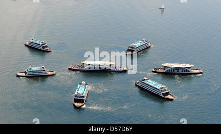 Schiffe der sogenannten weißen Flotte sammeln Form einen Kreis auf dem Bodensee in der Nähe von Konstanz, Deutschland, 8. Mai 2010. Teile der Flotte für die Taufe der neuen Fähre "Lodi" (C) gesammelt. Foto: STEFAN PUCHNER Stockfoto