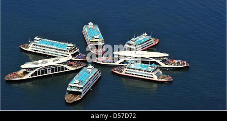 Schiffe der sogenannten weißen Flotte sammeln Form einen Kreis auf dem Bodensee in der Nähe von Konstanz, Deutschland, 8. Mai 2010. Teile der Flotte für die Taufe der neuen Fähre "Lodi" (C) gesammelt. Foto: STEFAN PUCHNER Stockfoto