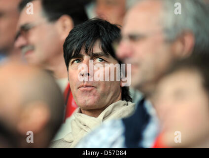 Deutschland-Cheftrainer Joachim Loew (C) Uhren deutsche Bundesliga SC Freiburg Vs Borussia Dortmund im Badenova-Stadion in Freiburg im Breisgau, 8. Mai 2010 entsprechen. Freiburg besiegt Dortmund mit 3: 1. Foto: PATRICK SEEGER (Achtung: EMBARGO Bedingungen! Die DFL ermöglicht die weitere Nutzung der Bilder im IPTV, mobile Dienste und anderen neuen Technologien nur nicht früher als zwei Hou Stockfoto