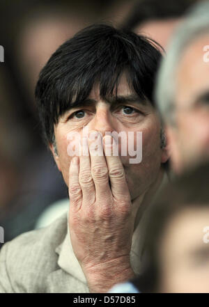 Deutschland-Cheftrainer Joachim Loew (C) Uhren deutsche Bundesliga SC Freiburg Vs Borussia Dortmund im Badenova-Stadion in Freiburg im Breisgau, 8. Mai 2010 entsprechen. Freiburg besiegt Dortmund mit 3: 1. Foto: PATRICK SEEGER (Achtung: EMBARGO Bedingungen! Die DFL ermöglicht die weitere Nutzung der Bilder im IPTV, mobile Dienste und anderen neuen Technologien nur nicht früher als zwei Hou Stockfoto