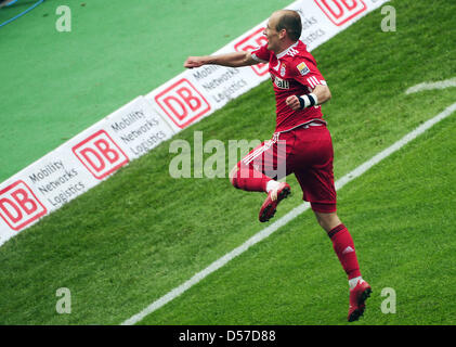 Bayerns Arjen Robben feiert sein 1-3 beim deutschen Bundesliga-Spiel Hertha BSC Berlin Vs FC Bayern München im Olympiastadion Berlin, Deutschland, 8. Mai 2010. München, gewinnt das Match mit 3: 1 und ihre 22. deutschen Meistertitel feiern, während Berlin 2. Division abgestiegen ist. Foto: HANNIBAL (Achtung: EMBARGO Bedingungen! Die DFL ermöglicht die weitere Nutzung Stockfoto