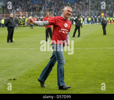 Hannovers Trainer Mirko Slomka feiert seinen Verein nach deutschen Bundesliga Spiel VfL Bochum gegen Hannover 96 am Rewirpowerstadion in Bochum, Deutschland, 8. Mai 2010 in der ersten Liga verbleiben. Hannover besiegt Bochum mit 3: 0 und bleibt in der Spitzengruppe, während Bochum 2. Division abgestiegen ist. Foto: FRANZ-PETER TSCHAUNER (Achtung: EMBARGO Bedingungen! Die DFL erlaubt der furth Stockfoto