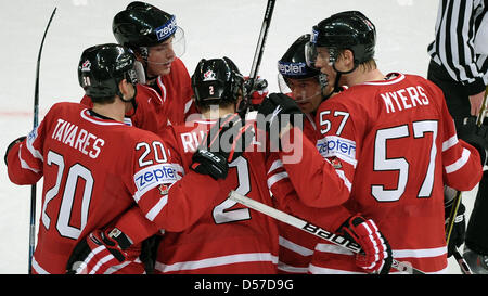 (L-R) Kanadas John Tavares, Kris Russell und Tyler Myers feiern das 2: 1 im Jahr 2010 IIHF Weltmeisterschaft B Gruppenspiel Deutschland Vs Italien in Mannheim, Deutschland, 8. Mai 2010. Deutschland besiegte Italien mit 5: 1. Foto: RONALD WITTEK (nur zur redaktionellen Verwendung) Stockfoto