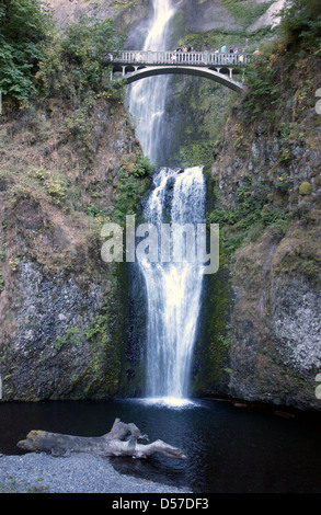 Multnomah Falls Benson Fußgängerbrücke Bridal Veil Oregon, Multnomah Falls Wasserfall auf der Seite des Columbia River Gorge Oregon, Stockfoto