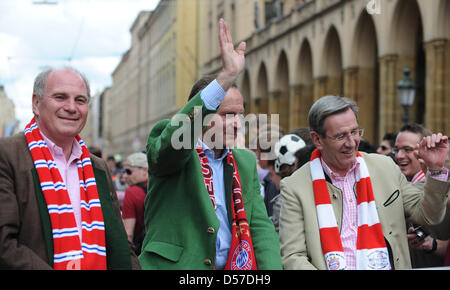 (L-R) Bayern Präsident Uli Hoeneß, CEO Karl-Heinz Rummenigge und Finanzvorstand Karl Hopfner kommen in einer Autoparade zum Gewinn der deutschen Meisterschaft am Marien-Platz im Zentrum von München, 9. Mai 2010 zu feiern. Rekordmeister FC Bayern München feiert seinen 22. deutschen Meistertitel. Foto: Andreas Gebert Stockfoto