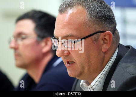 Der Vorsitzende des deutschen Fußball-Bundesliga Fußball Zweitligisten FC Hansa Rostock, Joerg Hempel (R), und das Mitglied des Aufsichtsrats Torsten Voelker (L) geben eine Pressekonferenz in Rostock, Deutschland, 10. Mai 2010. Die beiden entschuldigte sich für Gewalt von Rostock Anhängern während des Vereins Auswärtsspiel in Düsseldorf und geschworen, Efforst gegen Gewalt zu erhöhen. Kameraleute und policeme Stockfoto