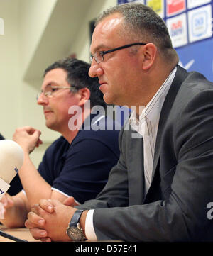 Der Vorsitzende des deutschen Fußball-Bundesliga Fußball Zweitligisten FC Hansa Rostock, Joerg Hempel (R), und das Mitglied des Aufsichtsrats Torsten Voelker (L) geben eine Pressekonferenz in Rostock, Deutschland, 10. Mai 2010. Die beiden entschuldigte sich für Gewalt von Rostock Anhängern während des Vereins Auswärtsspiel in Düsseldorf und geschworen, Efforst gegen Gewalt zu erhöhen. Kameraleute und policeme Stockfoto