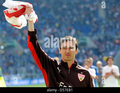 Stuttgarter Roberto Hilbert Wellen nach deutschen Bundesliga Spiel TSG Hoffenheim Vs VfB Stuttgart im Rhein-Neckar-Arena in Sinsheim, Deutschland, 8. Mai 2010. Foto: Bernd Weissbrod Stockfoto