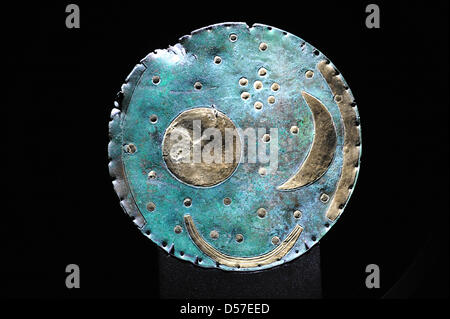 Datei - Datei Bild datiert 22. Mai 2008 zeigt die Nebra Sky disk in das staatliche Museum für Vorgeschichte in Halle Saale, Deutschland. Laut neuesten Werkstoffanalysen ist das Gold der 3600 Jahre alten Scheibe aus England nicht aus Rumänien. Die chemische Zusammensetzung entspricht Gold aus Carnon Flusses in Cornwall, als einen Geo-Archäologen der Universität Halle Saale sagte Dpa. Die Bronze Himmel dis Stockfoto
