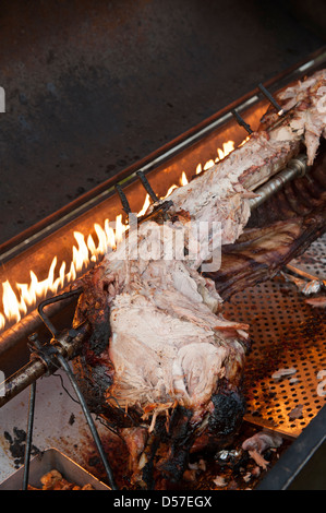 Bleibt ein Schwein braten am Spieß zubereitet wird. Stockfoto