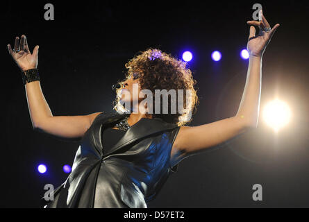 US-Sängerin Whitney Houston steht auf der Bühne in der o2-Arena in Berlin, Deutschland, 12. Mai 2010. Dieses Konzert ist der erste von insgesamt zehn Aufführungen in Deutschland auf die Occaision ihrer Comeback-Tour in ganz Europa. Der 46 Jahre alte Sängerin präsentiert ihr neues Album "I Look To You''. Foto: Britta Pedersen Stockfoto