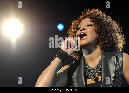 US-Sängerin Whitney Houston steht auf der Bühne in der o2-Arena in Berlin, Deutschland, 12. Mai 2010. Dieses Konzert ist der erste von insgesamt zehn Aufführungen in Deutschland auf die Occaision ihrer Comeback-Tour in ganz Europa. Der 46 Jahre alte Sängerin präsentiert ihr neues Album "I Look To You''. Foto: Britta Pedersen Stockfoto