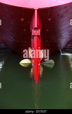 Großer Propeller und Ruder auf einem Schiff. Stockfoto