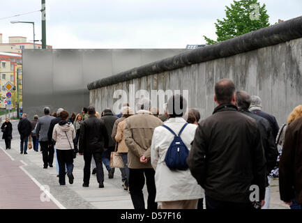 Menschen besuchen Gedenkstätte Bernauer Straße in Berlin, Deutschland, 13. Mai 2010. Eine besondere Ausstellung mit dem Titel Berlin Fenster des Gedenkens an der ehemaligen deutsch-deutschen Grenze Todesstreifen installiert wurde und setzt 96 Fotografien der Berliner Mauer Opfer auf dem Display. Der erste Teil des Projekts wird am vom 21. Mai 2010 veröffentlicht. Erweiterung der Gedenkstätte befindet sich auf der 1,3 km lange f Stockfoto