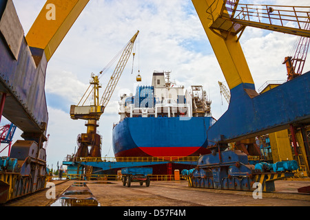 Schiff und monumentale Kran in der Werft. Stockfoto