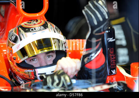 Deutscher Rennfahrer Timo Glock von Virgin Racing sitzt in seinem Auto in das Team der Garage während Praxis 1 Sitzung auf dem Stadtkurs von Monte Carlo, Monaco, 13. Mai 2010. Die 2010 findet am 16. Mai 2010 Formel 1 Grand Prix von Monaco statt. Foto: PETER STEFFEN Stockfoto