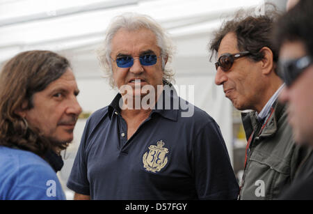 Flavio Briatore (C), ehemalige Teamchef des Renault F1 im Fahrerlager auf dem Stadtkurs von Monte Carlo, Monaco, 14. Mai 2010. Die 2010 findet am 16. Mai 2010 Formel 1 Grand Prix von Monaco statt. Foto: PETER STEFFEN Stockfoto