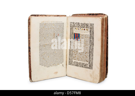 Ein altes Buch (Polydori Vergilii Urbinatis Anglicae Historiae Liber Primus) - stammt aus dem Jahre 1534 - im Studio fotografiert. Stockfoto